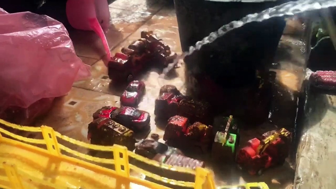 MEMBERSIHKAN MAINAN MOBIL MOBILAN TRUK ANAK-ANAK - MOBIL EXCAVATOR BEKO, MOBIL POLISI, MOBIL MOLEN