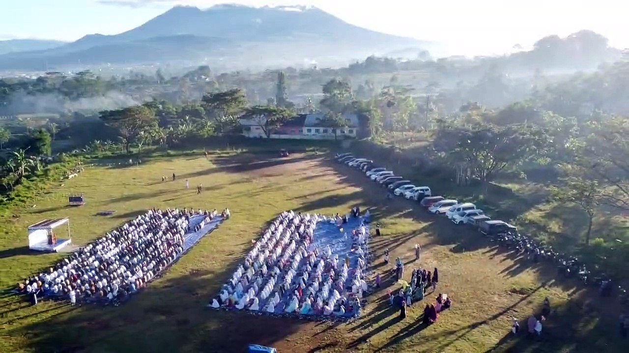 German and Dutch farmers jointly blockaded a roundabout in 's-Heerenberg, thereby blocking all freight traffic from and to Germany