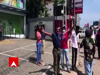 Sri Lanka Protest: પોલીસકર્મીએ બાઈક સ્ટેન્ડ પર લગાવી આપ્યો પ્રદર્શનમાં સાથ, જુઓ વીડિયો
