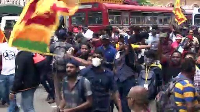 Sri Lanka'da kriz: Protestocular hükümet binasını bastı; Rajapaksa başkanlık sarayını terk etti