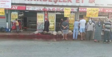 ADANA'DA BAZI VATANDAŞLAR, KURBANLARINI SOKAKLARDA KESTİ
