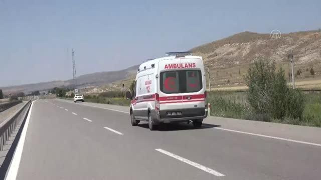 Devrilen hafif ticari araçtaki 5 kişi yaralandı