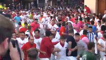 Los mozos corren ante los toros de José Escolar durante el tercer encierro de San Fermín