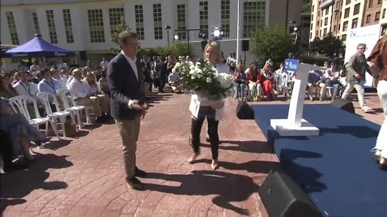 Marimar Blanco llora por su hermano en la clausura de la Escuela de Verano Miguel Ángel Blanco