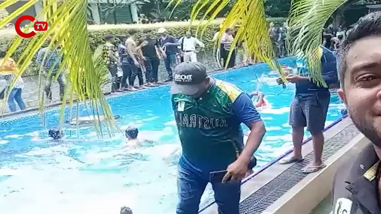 Protestocular havuzda yüzdü
