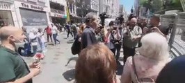 Cumartesi Anneleri Galatasaray Meydanı'na Karanfil Bıraktı