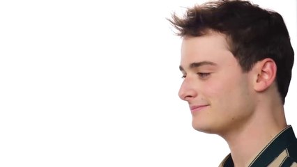 Stranger Things Cast Takes a Fun Friendship Test! 🤝