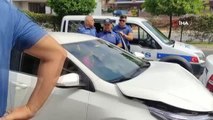 Son dakika haberi! Kaza yapan alkollü kadın turist araçtan inmedi, ikna etmeye çalışan polisi videoya alıp sabırları zorladı