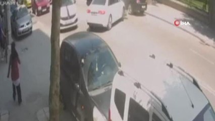 2 otomobilin kafa kafaya çarpıştığı kaza kamerada: 2 yaralı