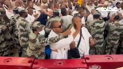 رجال الأمن يطوقون حاجًا كفيفًا عند جمرة العقبة ويساعدونه بالرمي