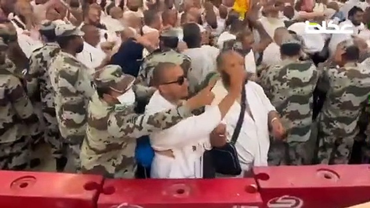 رجال الأمن يطوقون حاجًا كفيفًا عند جمرة العقبة...