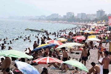 Antalya sahillerinde bayram yoğunluğu