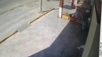 Kontrolden çıkan otomobilin markete girdiği anlar güvenlik kamerasında