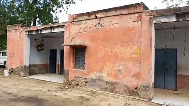 धूप के साथ खिसकती हैं कक्षाएं, भवन जर्जर घोषित फिर भी नहीं करवा रहे खाली