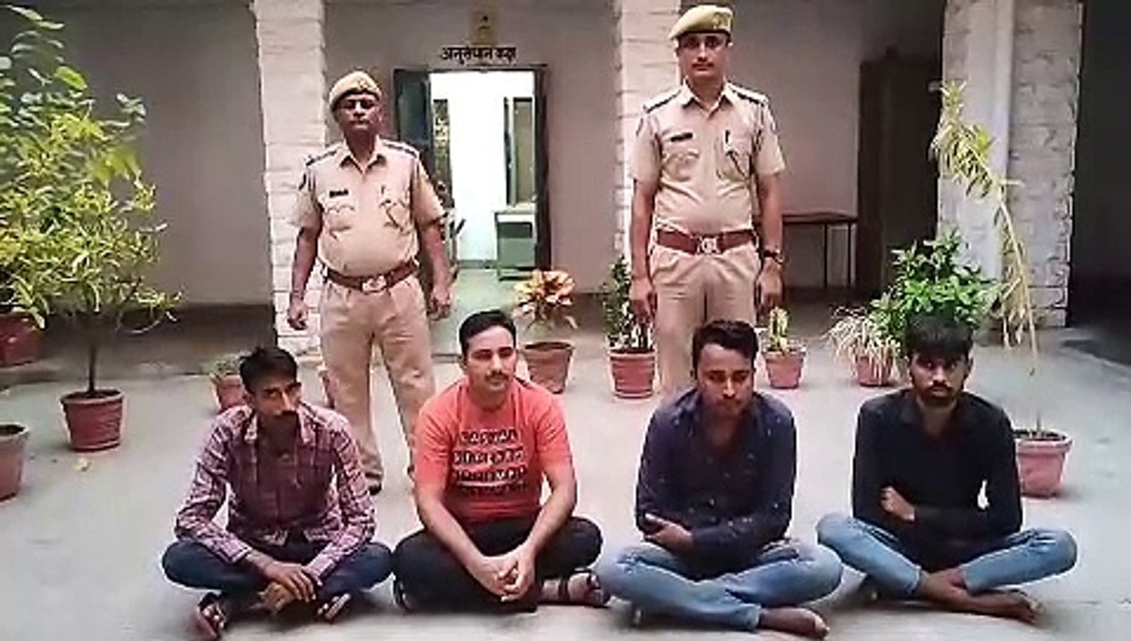 भारी पड़ी बंदी से मिलीभगत, कांस्टेबलों पर गिरी...