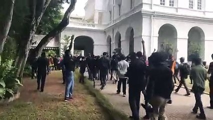L'incroyable manifestation au Sri Lanka qui pénètre dans la résidence présidentielle