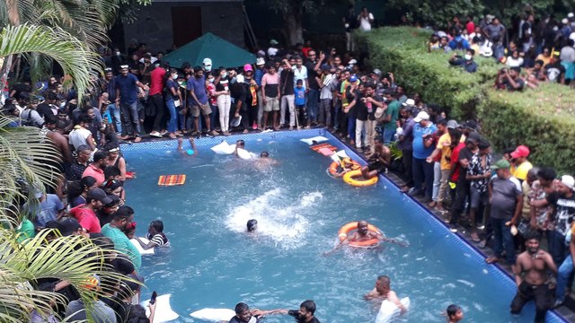 Sri Lanka: le président en fuite, des manifestants envahissent son palais et... sa piscine