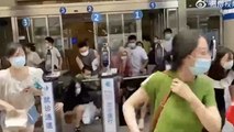 Çin'de hastanede bıçaklı saldırı! Panik anları kamerada