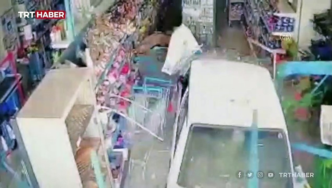 Kontrolden çıkan otomobil markete daldı: O anlar kamerada