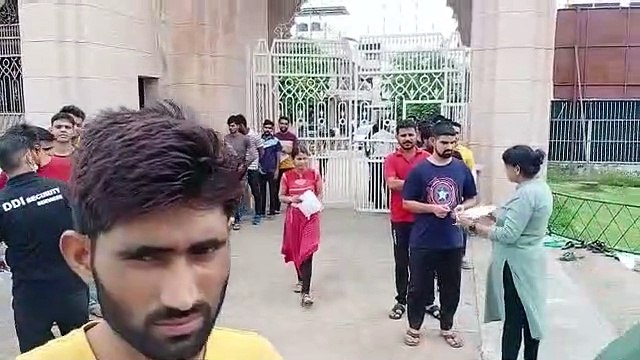 देरी से पहुंचने पर कई परीक्षार्थी रह गए वंचित