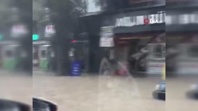 Bilecik'te sağanak yağış: Araçlar suya gömüldü, birçok işyeri sular altında kaldı
