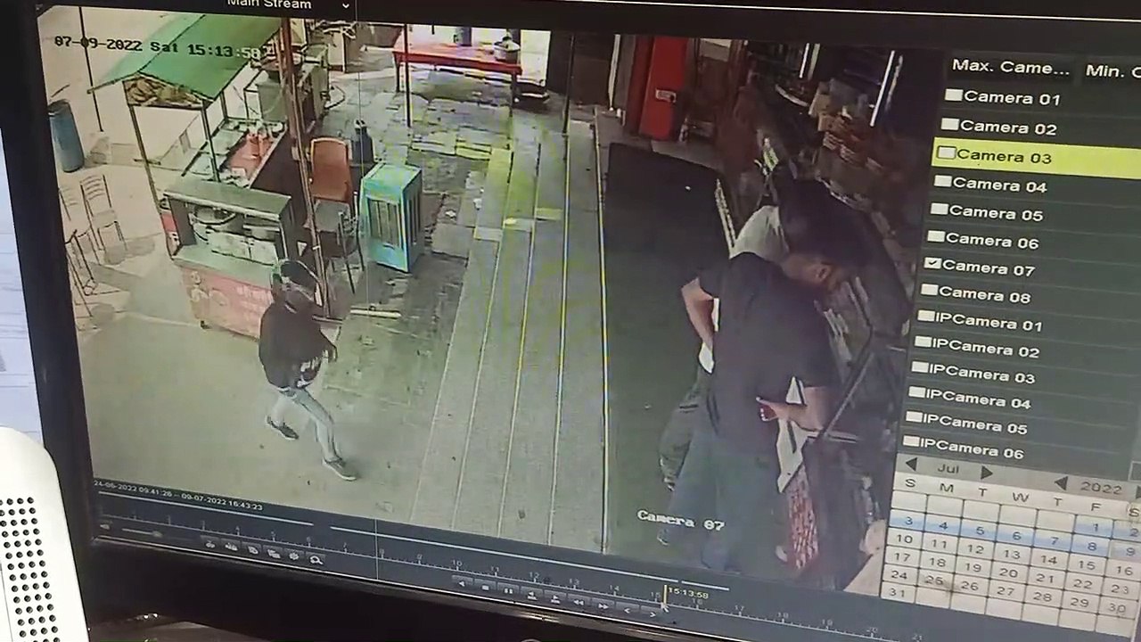 अलवर हेलमेट पहन कर आये बदमाश ने मिष्ठान की दुका...