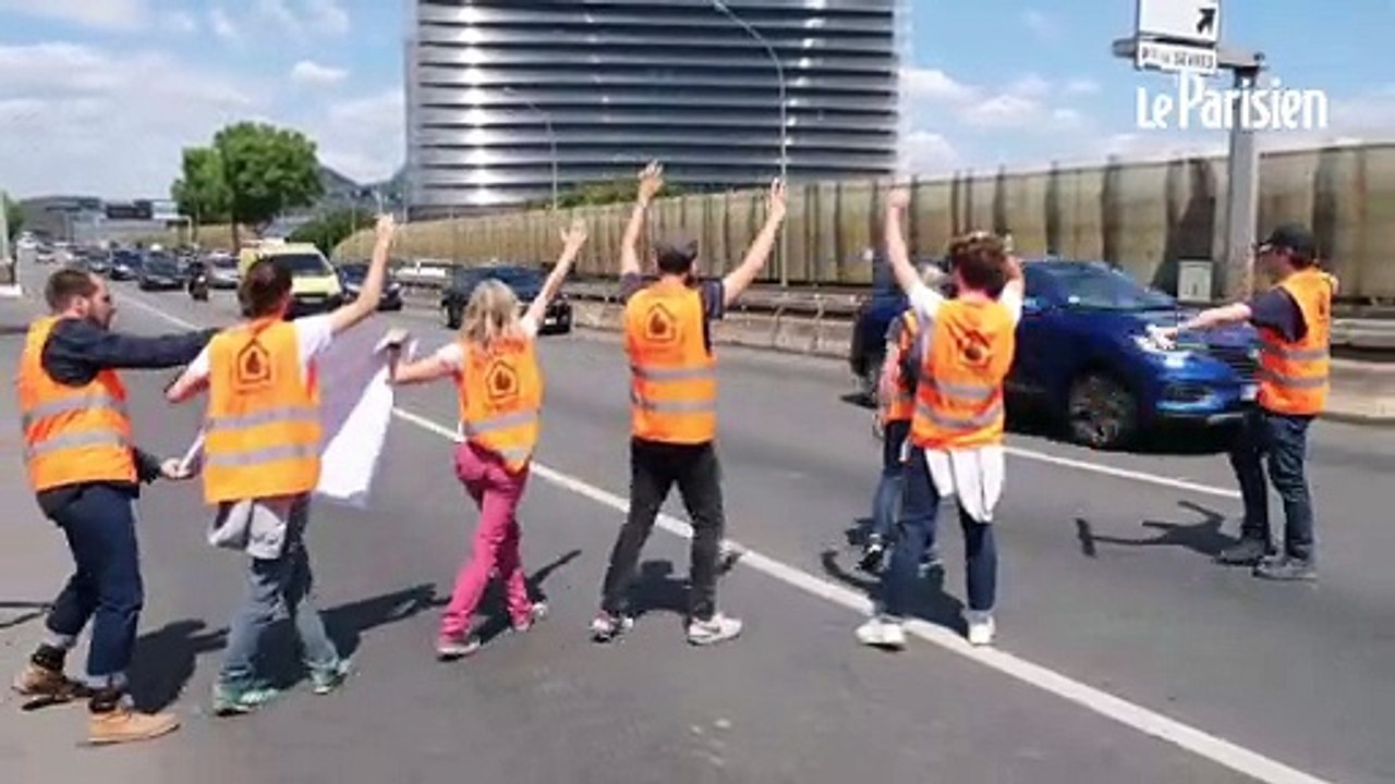 Des militants écolos bloquent le périphérique le jour des départs en vacances, des automobilistes en colère