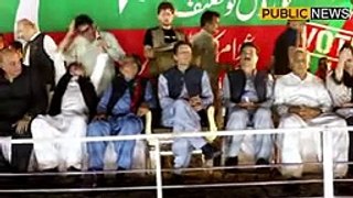 عمران خان  کے ساتھ بیٹھے شیخ رشید نے شہباز گل کو چوم لیا - عمران خان کا دلچسپ رد عمل