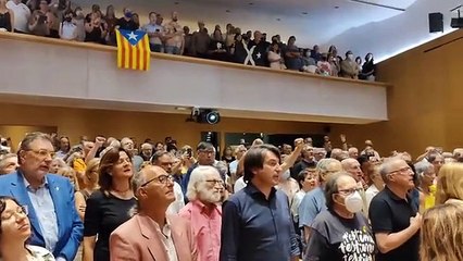 Dirigentes de JxCat y afines a Laura Borràs cantan 'Els Segadors' en su acto de homenaje