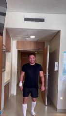 Wesley Safadão apareceu andando após operar a coluna