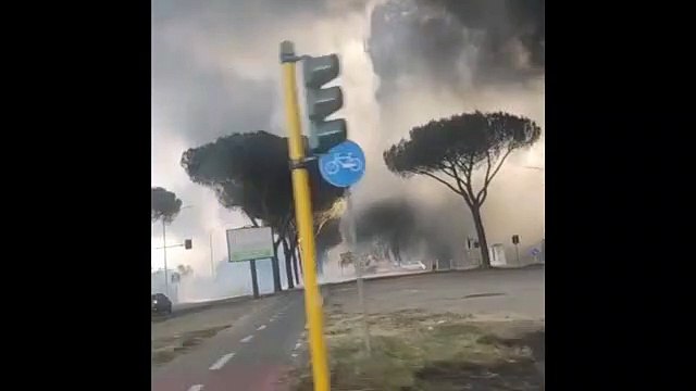 Maxi incendio a Centocelle, nube nera su Roma - Video