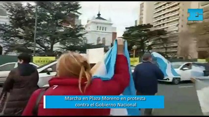 Banderazo y bocinas en Plaza Moreno en el marco de las protestas contra el Gobierno
