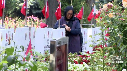 Şehitlikte hüzünlü bayram