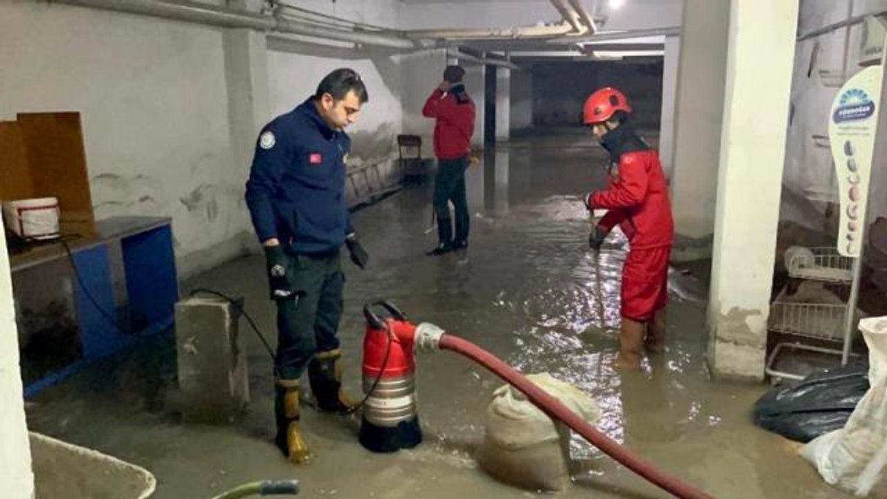 Sağanak yağış sonrası apartman garajına biriken 50 ton su tahliye edildi
