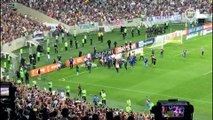 Fred anda de bicicleta no gramado do Maracanã em festa de despedida