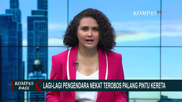 Nekat! Pengendara Minibus dan Motor Terobos Palang Pintu Kereta