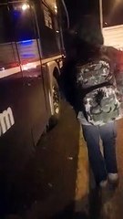 La ayuda con alimentos a las personas varadas