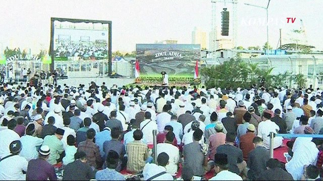 Momen Ribuan Warga Jakarta Padati Pelataran JIS untuk Salat Idul Adha