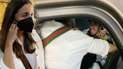 Alia Ranbir Pregnancy Announcement के बाद पहली बार एक साथ Spot Hug Video Viral | *Entertainment