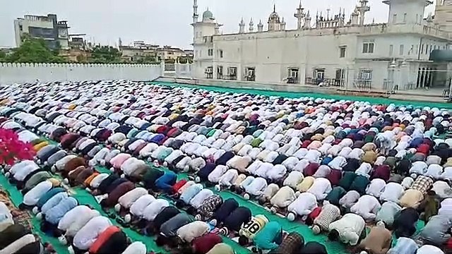 खुदा के सामने झुके हजारों सिर, अकीदत से मनाई जा रही है ईद