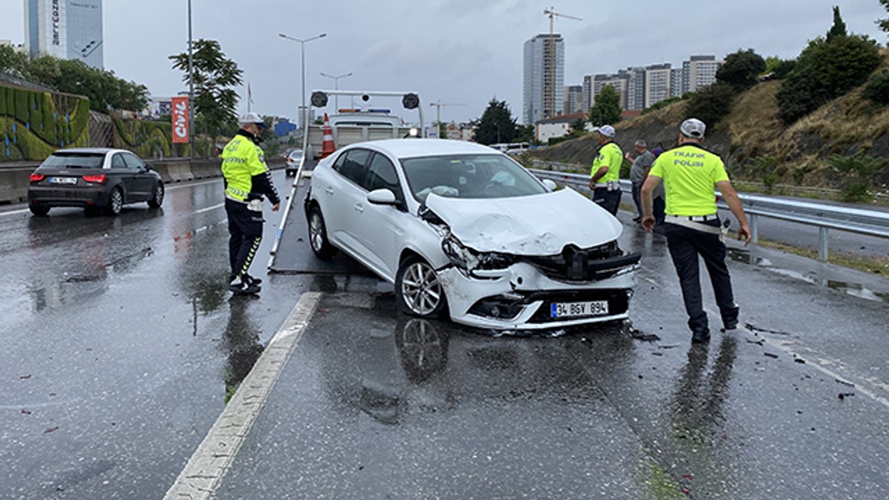Maltepe D-100 Karayolu’nda zincirleme kazada 10 araç birbirine girdi