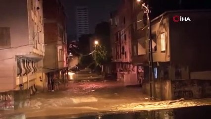 İstanbul'da evleri su bastı! Mahalleli evinde mahsur kaldı