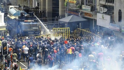 Tải video: Watch: Sri Lankan security forces attack protesters moments before they entered presidential palace