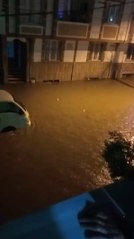 ESENYURT'TA BODRUM KATLARDA MAHSUR KALANLARI KURTARMA TELAŞI