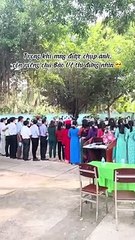 Clip: Nhóm bạn trẻ rủ bác bảo vệ chụp ảnh kỉ yếu cùng