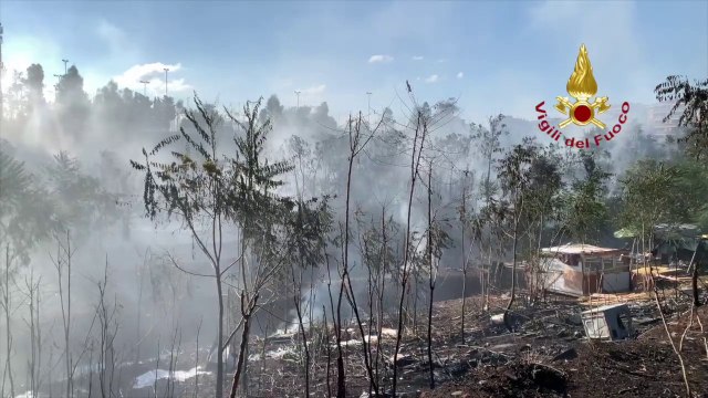 Incendio Roma, prosegue intervento vigili del fuoco