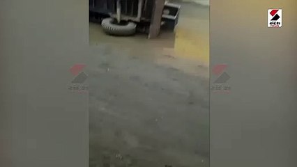 રાજકોટના ગોંડલ ચોકડી પાસે રસ્તામાં પડેલા ખાડાને કારણે ટ્રેક્ટરની ટ્રોલી ઉંધી પડી