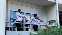 Un orchestre symphonique donne un concert depuis les balcons d’un immeuble de Pontoise
