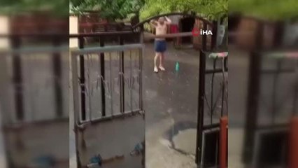 Arnavutköy'de yağmurun tadını çıkarmaya çalışan vatandaş cadde ortasında böyle yıkandı