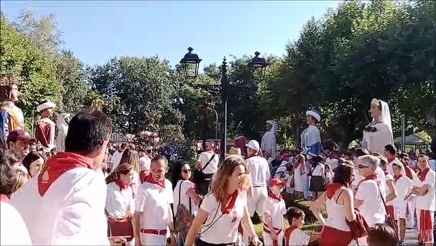 La Comparsa de Gigantes y Cabezudos de Pamplona visitan la Casa Misericordia